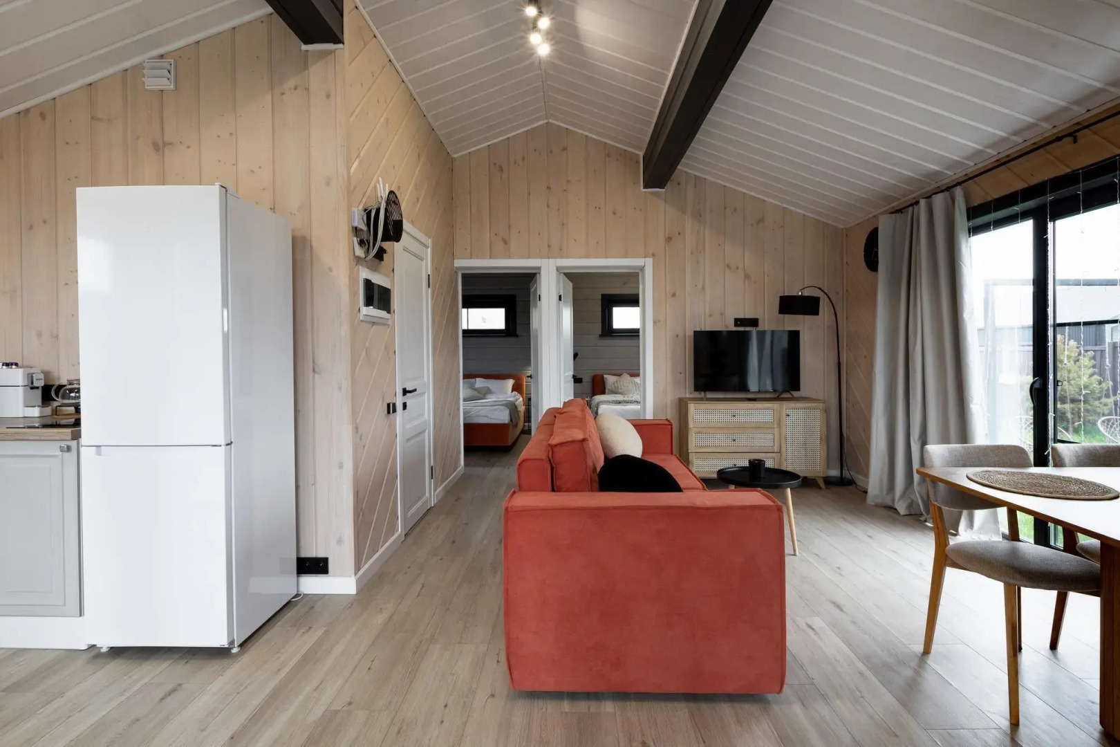 Частный Дом Среди Зимнего Леса с Панорамными Окнами