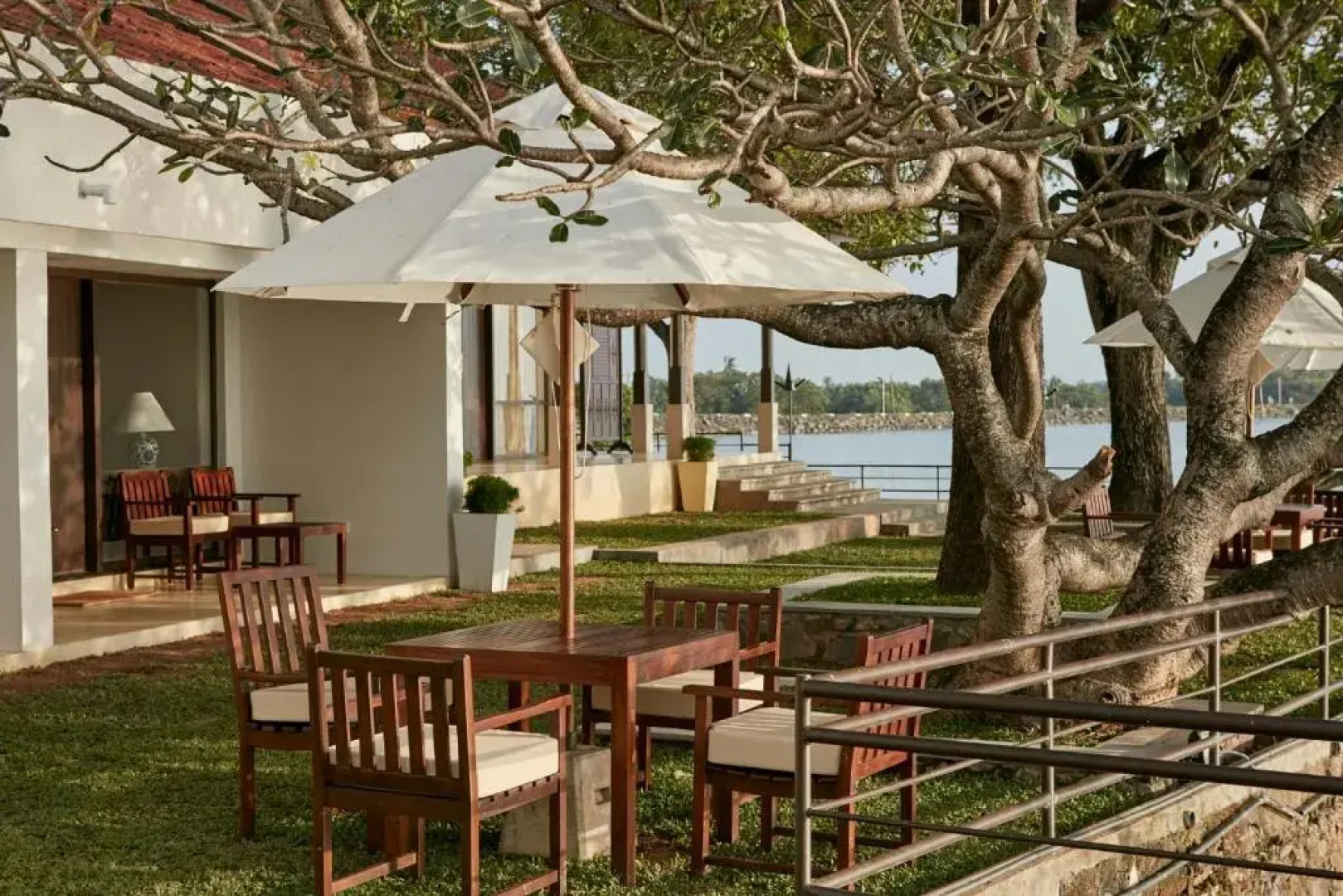 Отель EKHO Lake House - From Colonial Bungalow to Royal Retreat