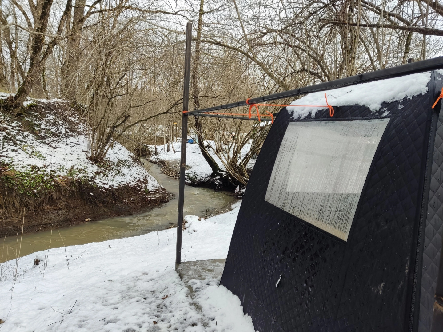 Частный дом у горной реки