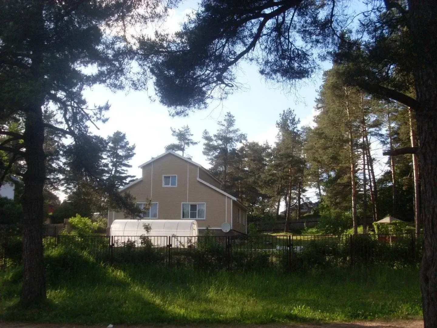 Дом у сосен