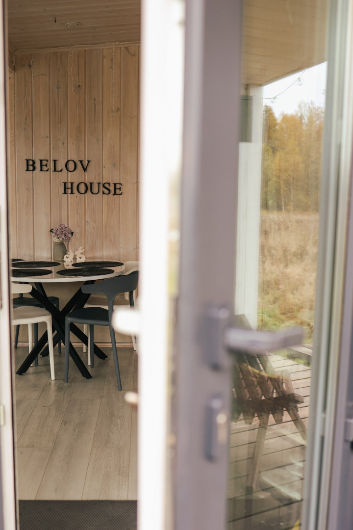 Частный дом  Belov House  с панорамным остеклением у леса