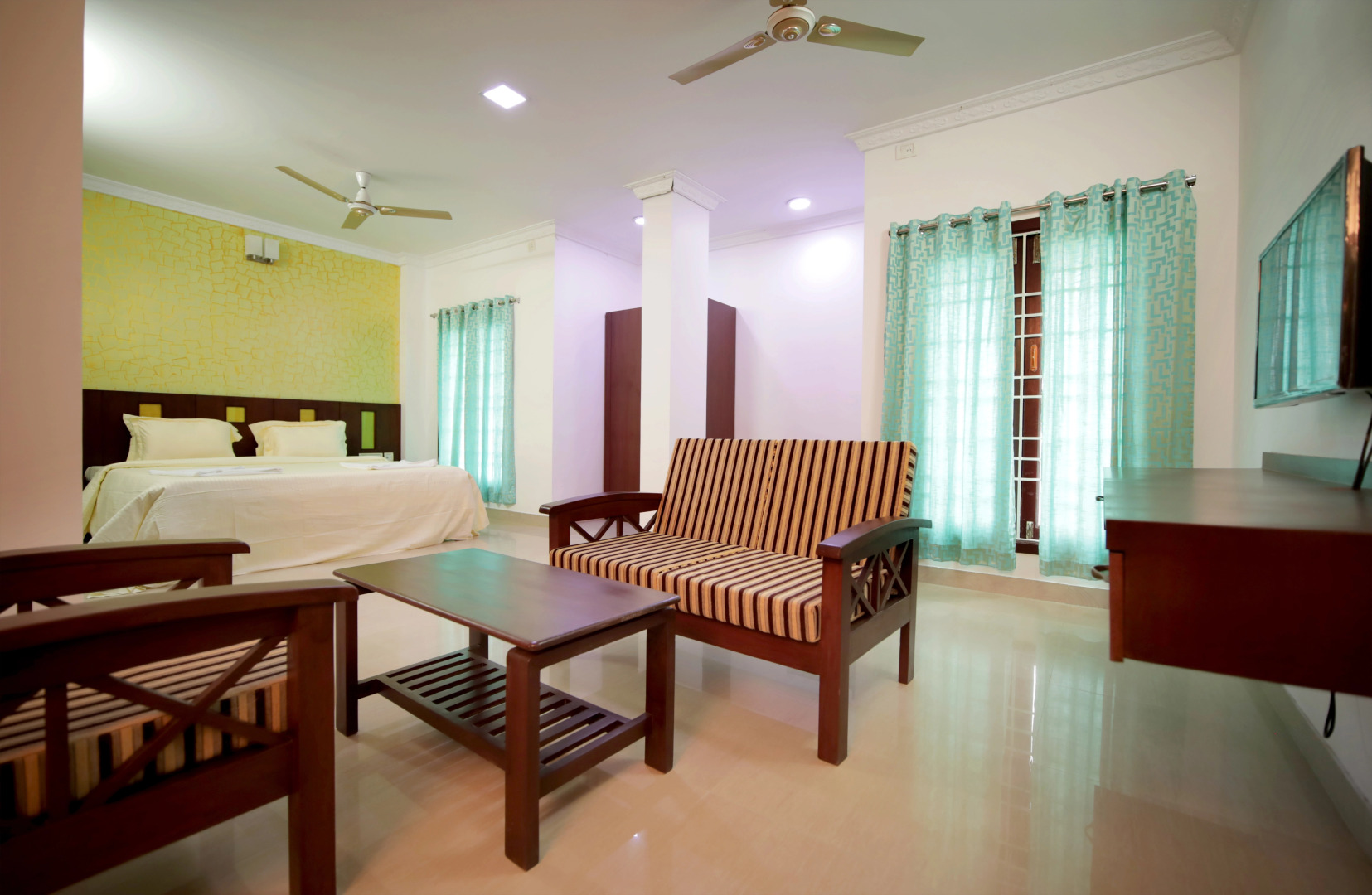 Отель Lee Crysstal