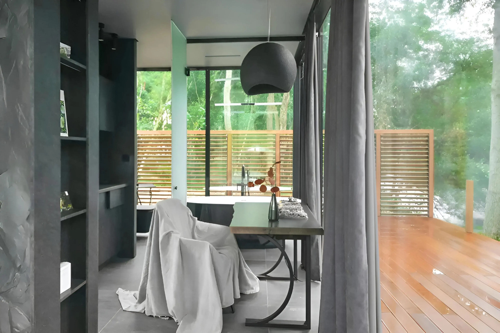 Частный Дом на Берегу Реки с Авторским Дизайном