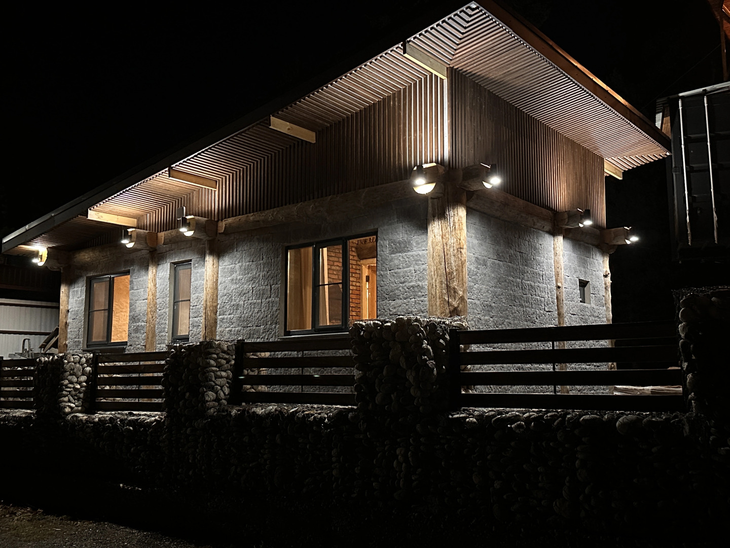 Частный дом гнѣздо с камином и двумя спальнями