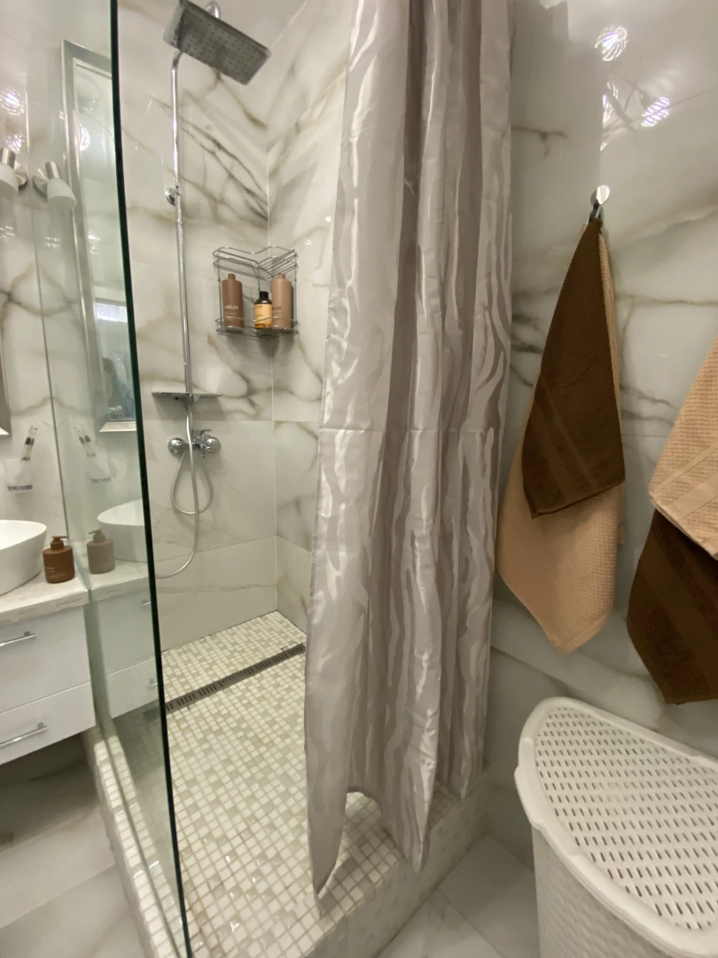 Апартаменты в современном стиле с камином