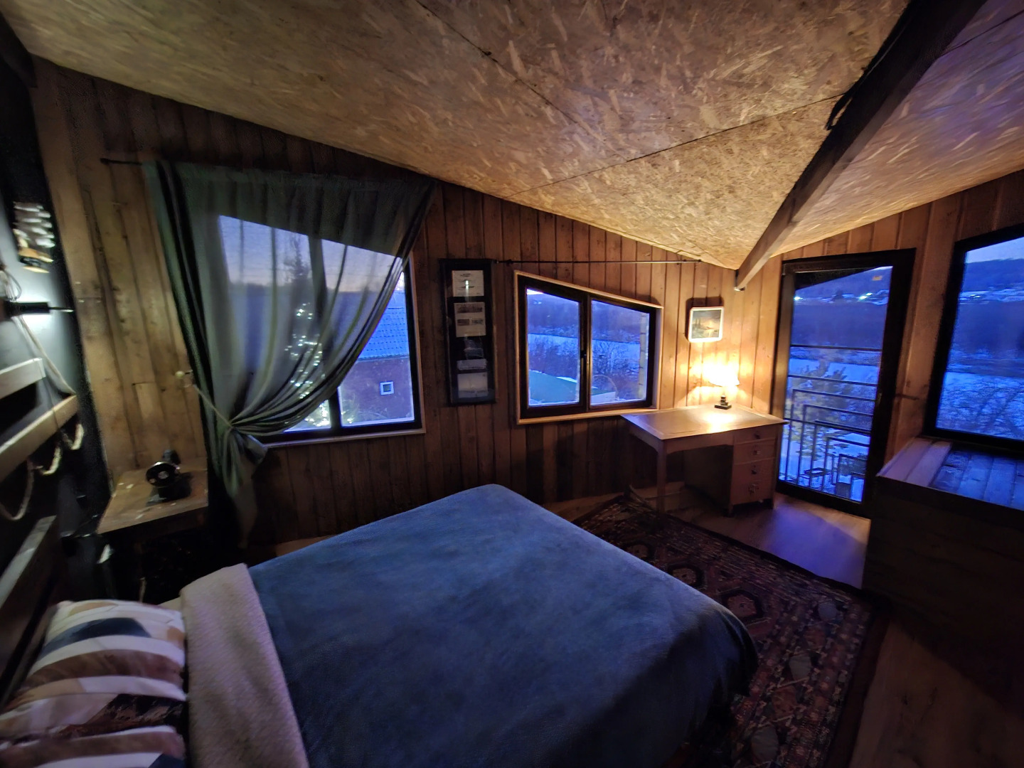 Гостевой Дом с кораблем на берегу реки