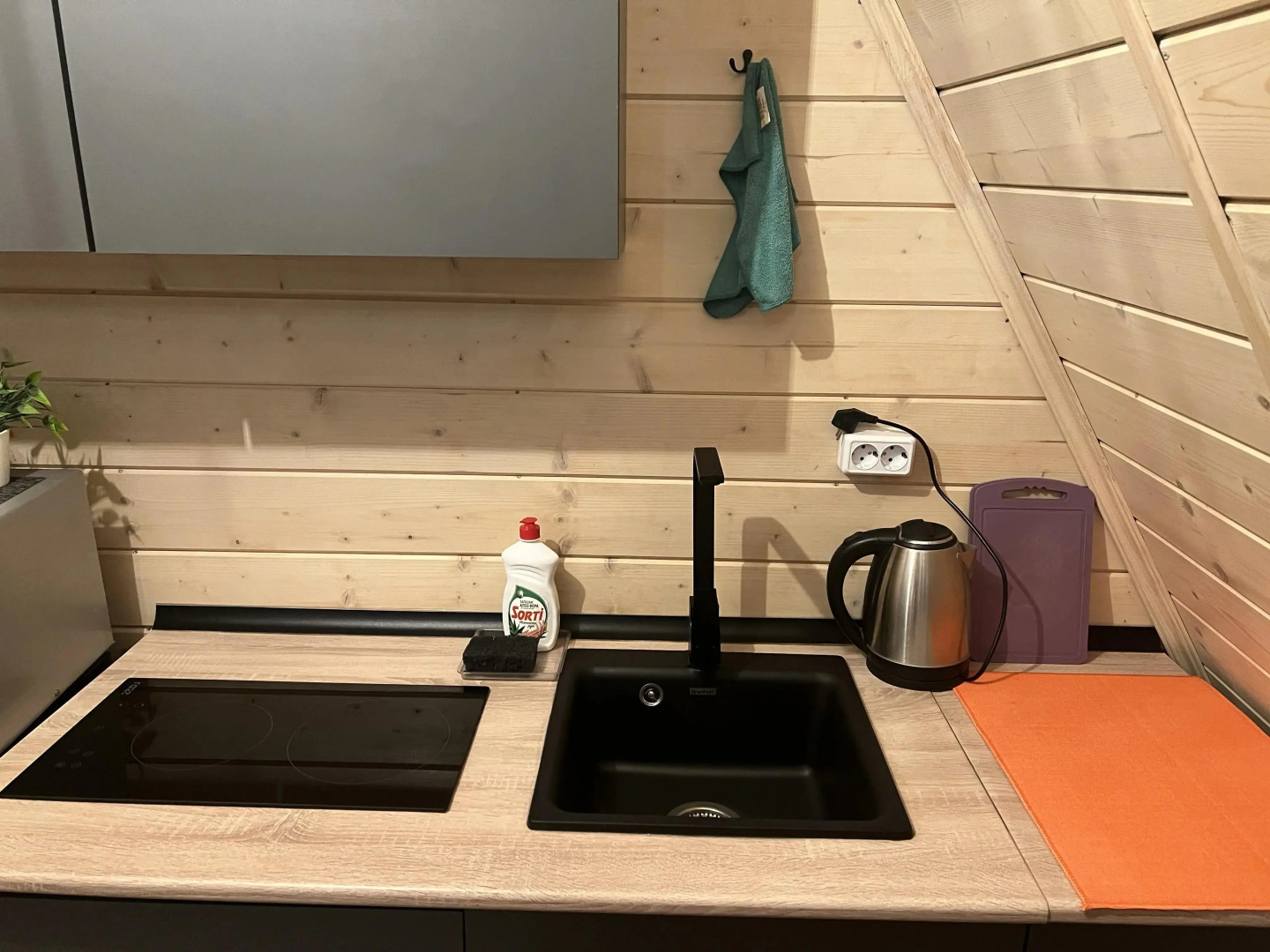 Частный дом Уютный у Реки с Чаном в Современном Стиле