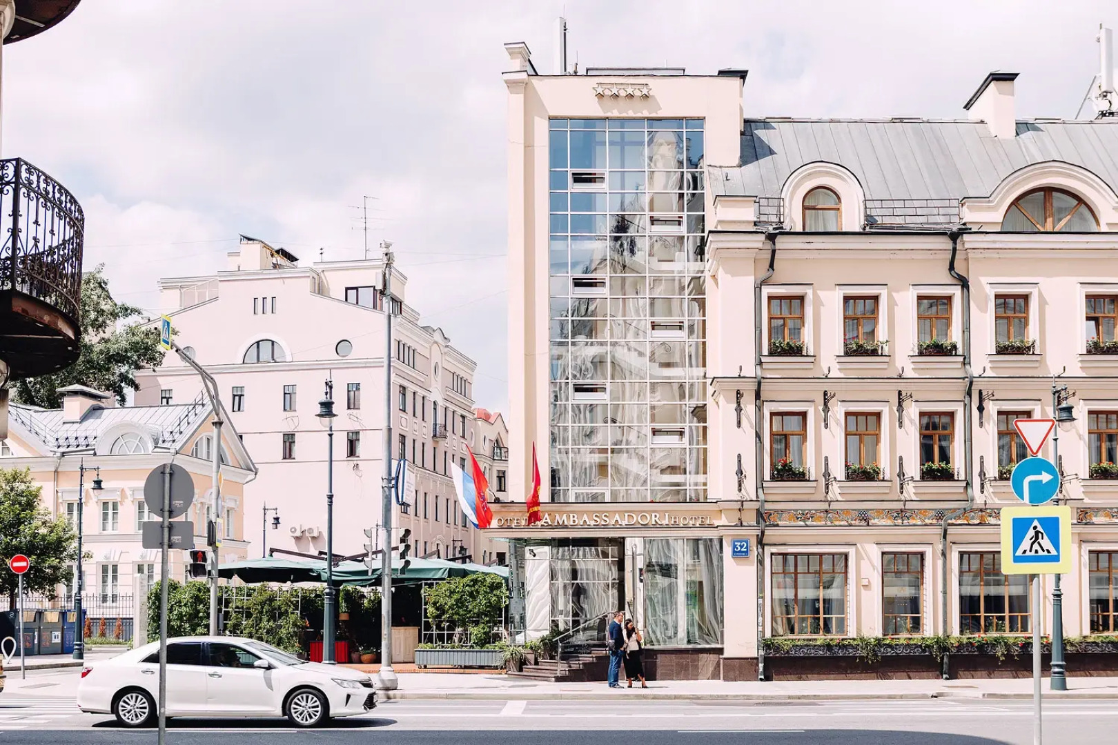 Отель Амбассадори