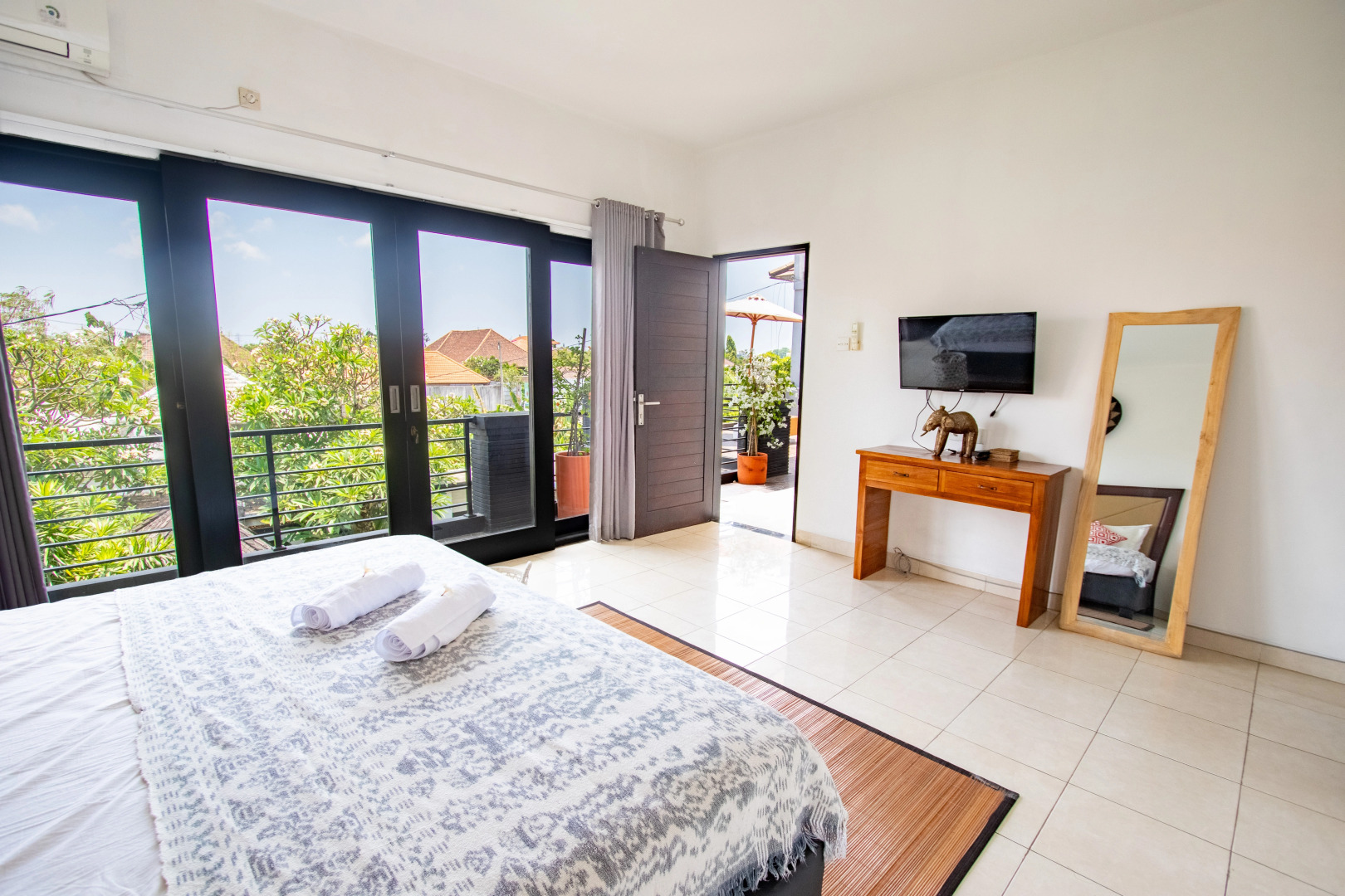 Вилла Villa with Amazing Pool and Rooftop Sun Terrace