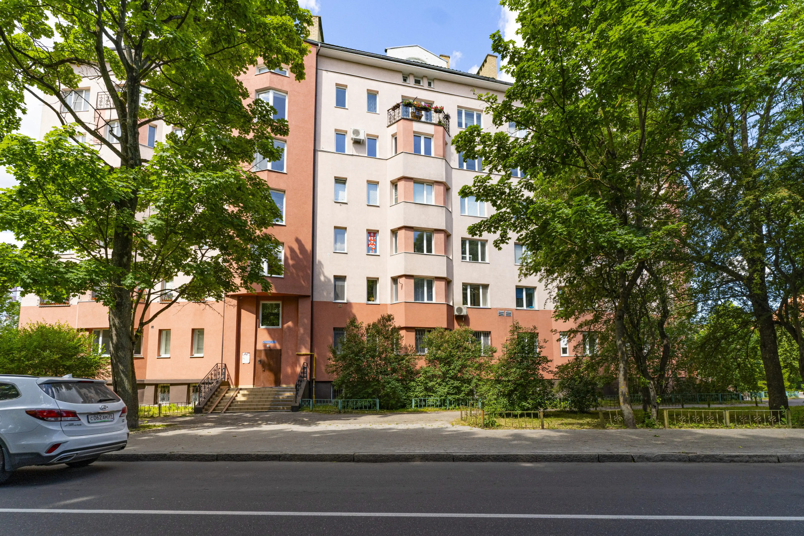 Квартира Двухкомнатная вид на Ботанический сад на 2 этаже