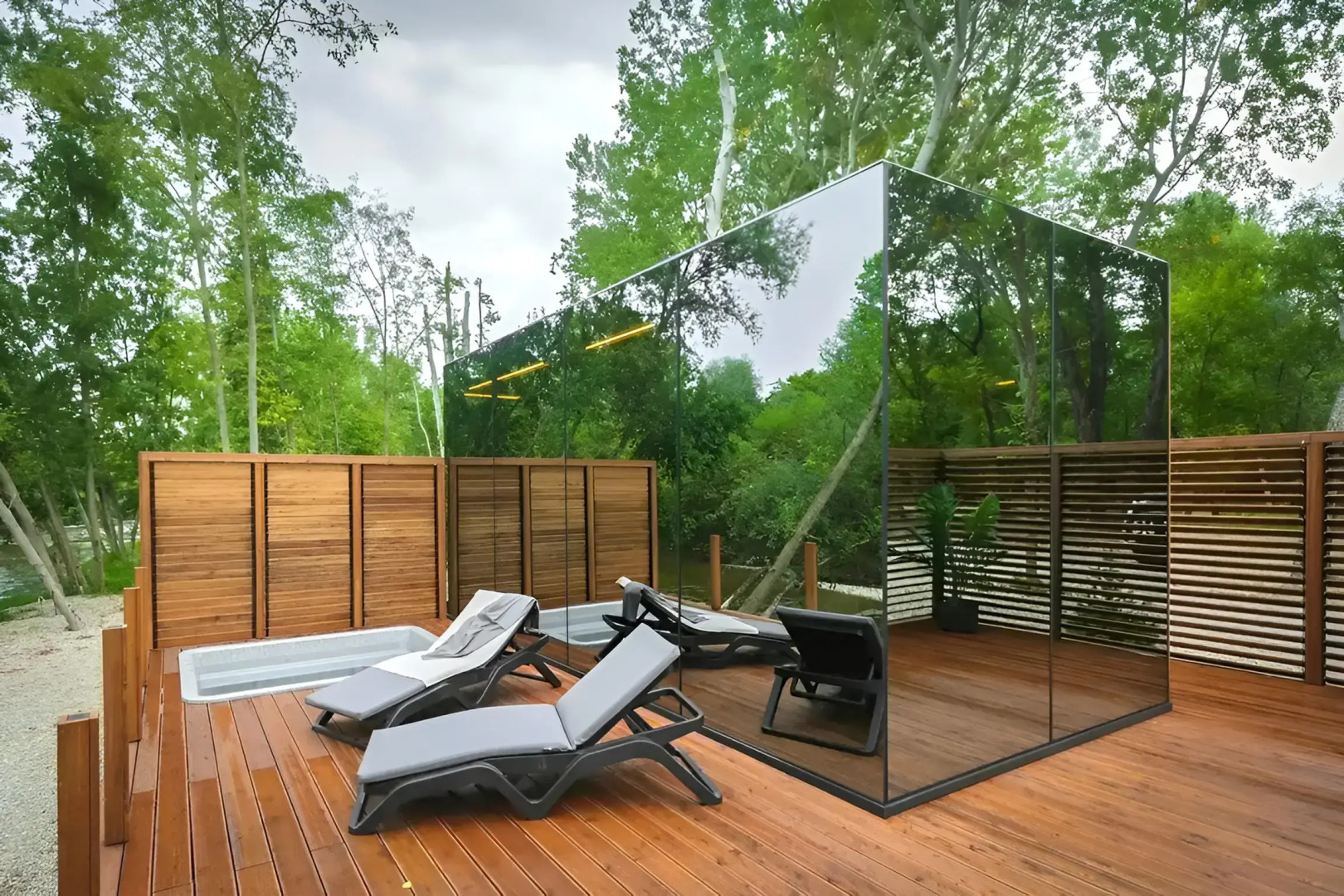 Частный Дом на Берегу Реки с Авторским Дизайном