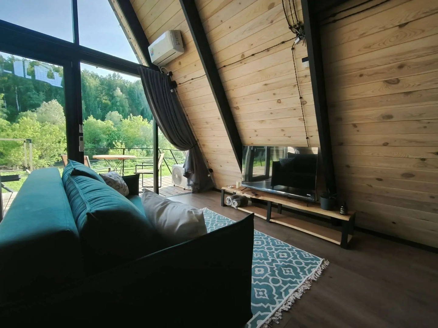 Шале двухэтажный А-фрейм с панорамным остеклением и террасой