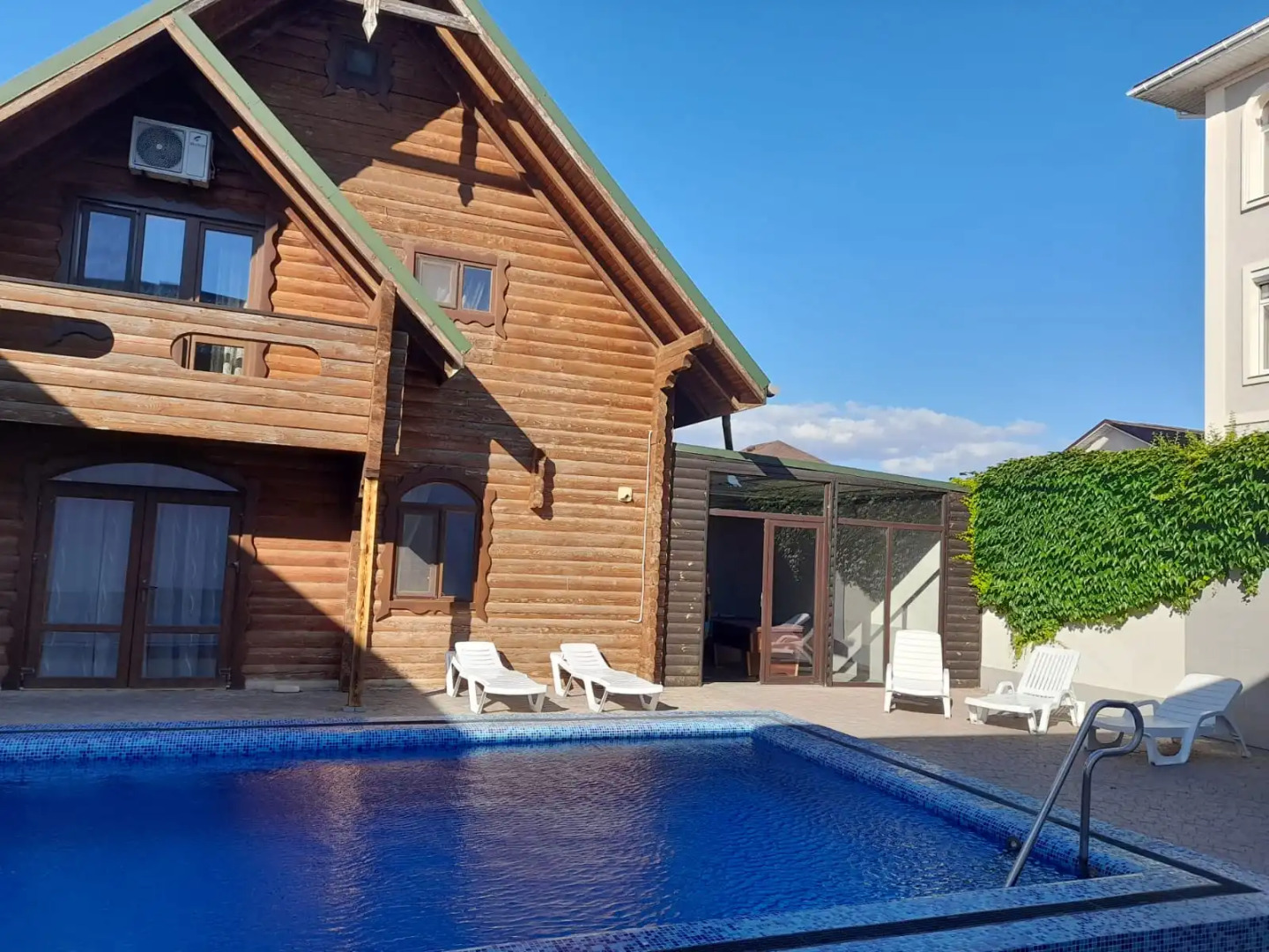 Частный Дом на Берегу Моря с Бассейном