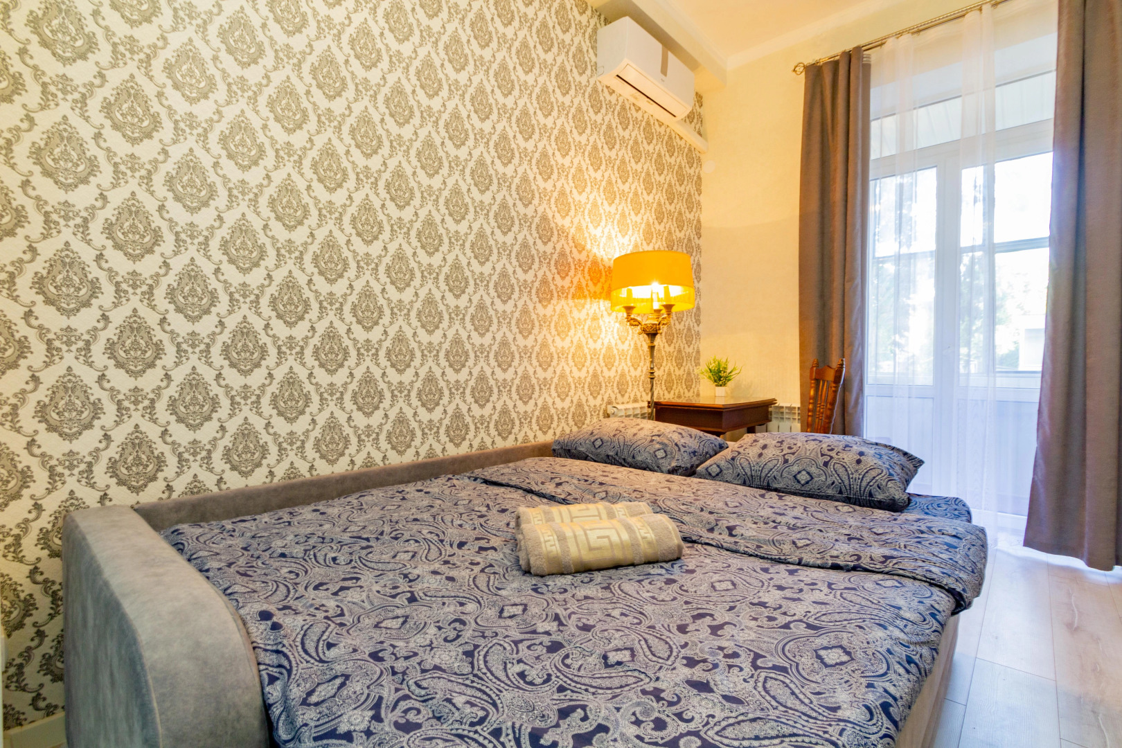 Квартира Двухкомнатная в Истoричeскoм Цeнтpе Гopода с Парковкой