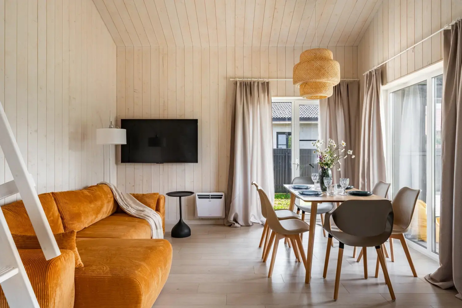 Частный дом с горячим джакузи на террасе