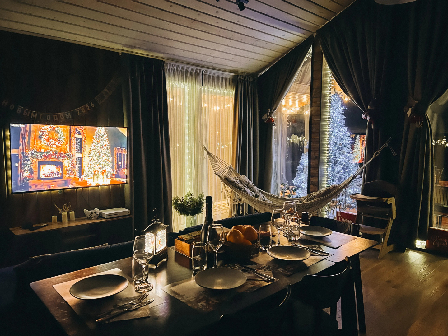 Частный дом с панорамными окнами с выходом на террасу и баней на дровах