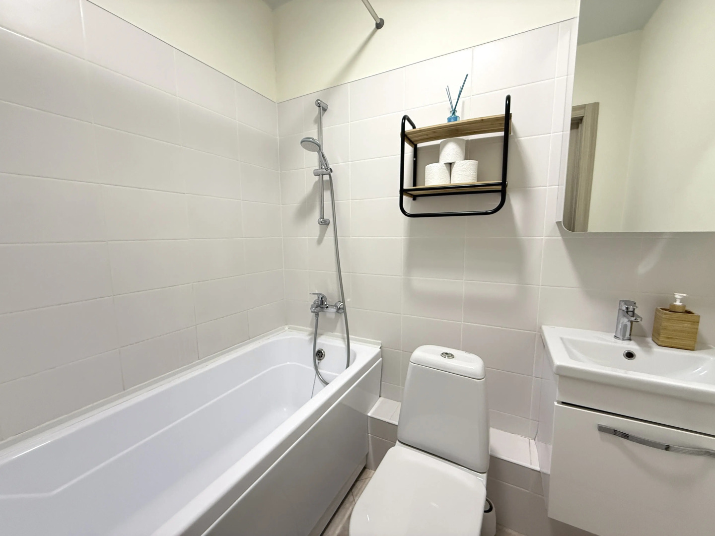 Апартаменты Элитные на берегу реки Тура с видом на Мост Влюбленных