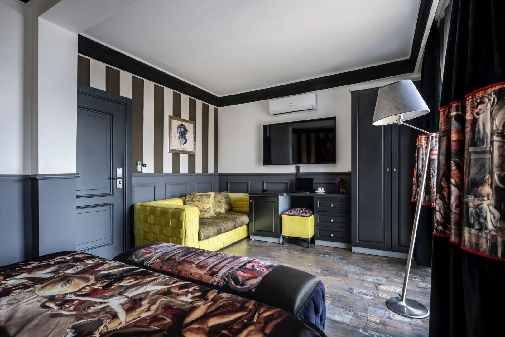 Отель Art & Interiors