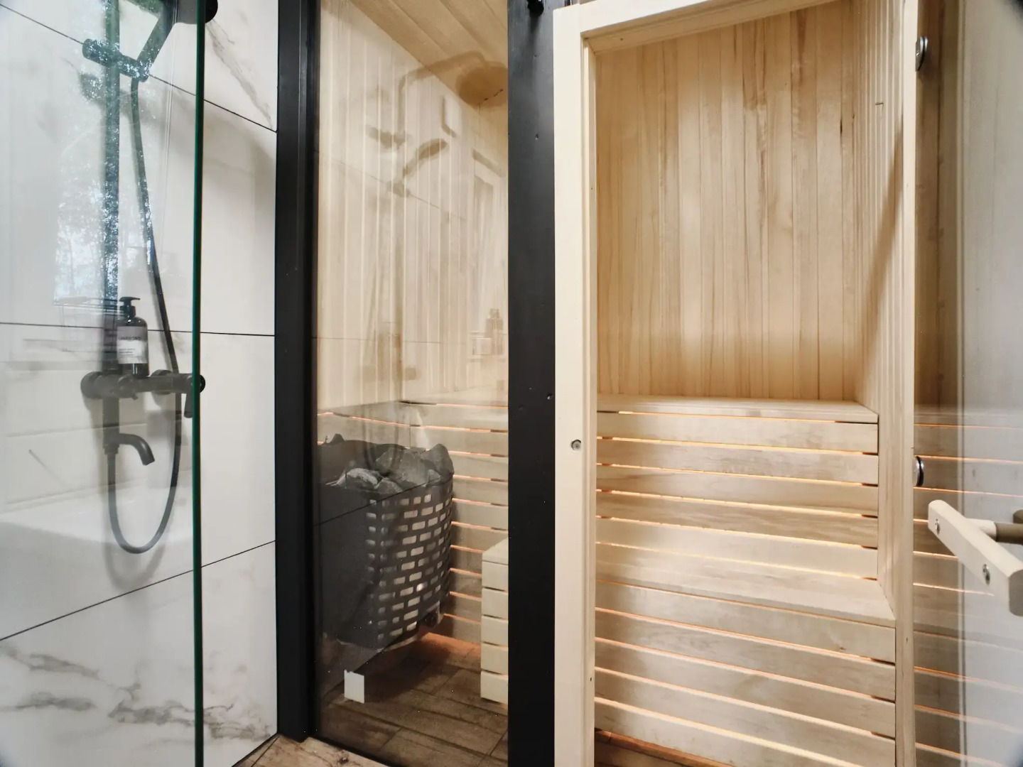 Частный дом с сауной, детской и спортивной площадкой