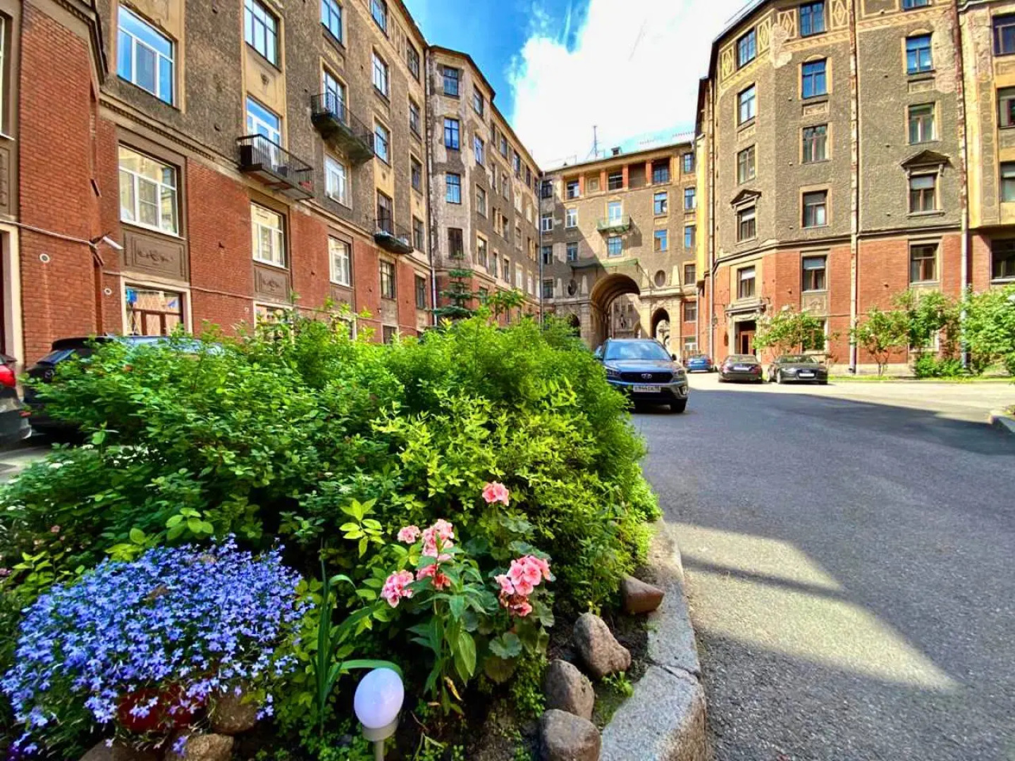 Квартира Art Tolstoy House