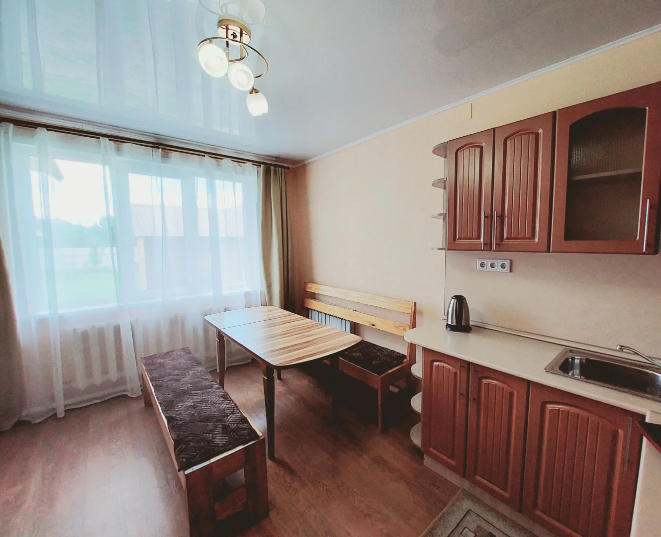 Частный дом с двумя спальнями и кухней на Чемальской