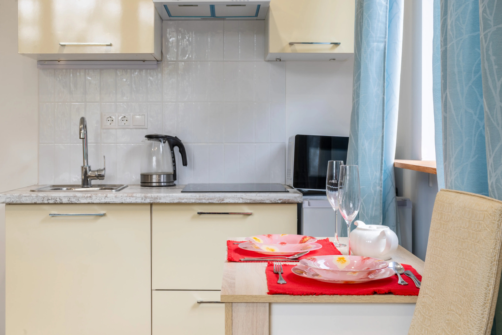 Апартаменты Светлая Студия с 2 Окнами и Видом на Горы