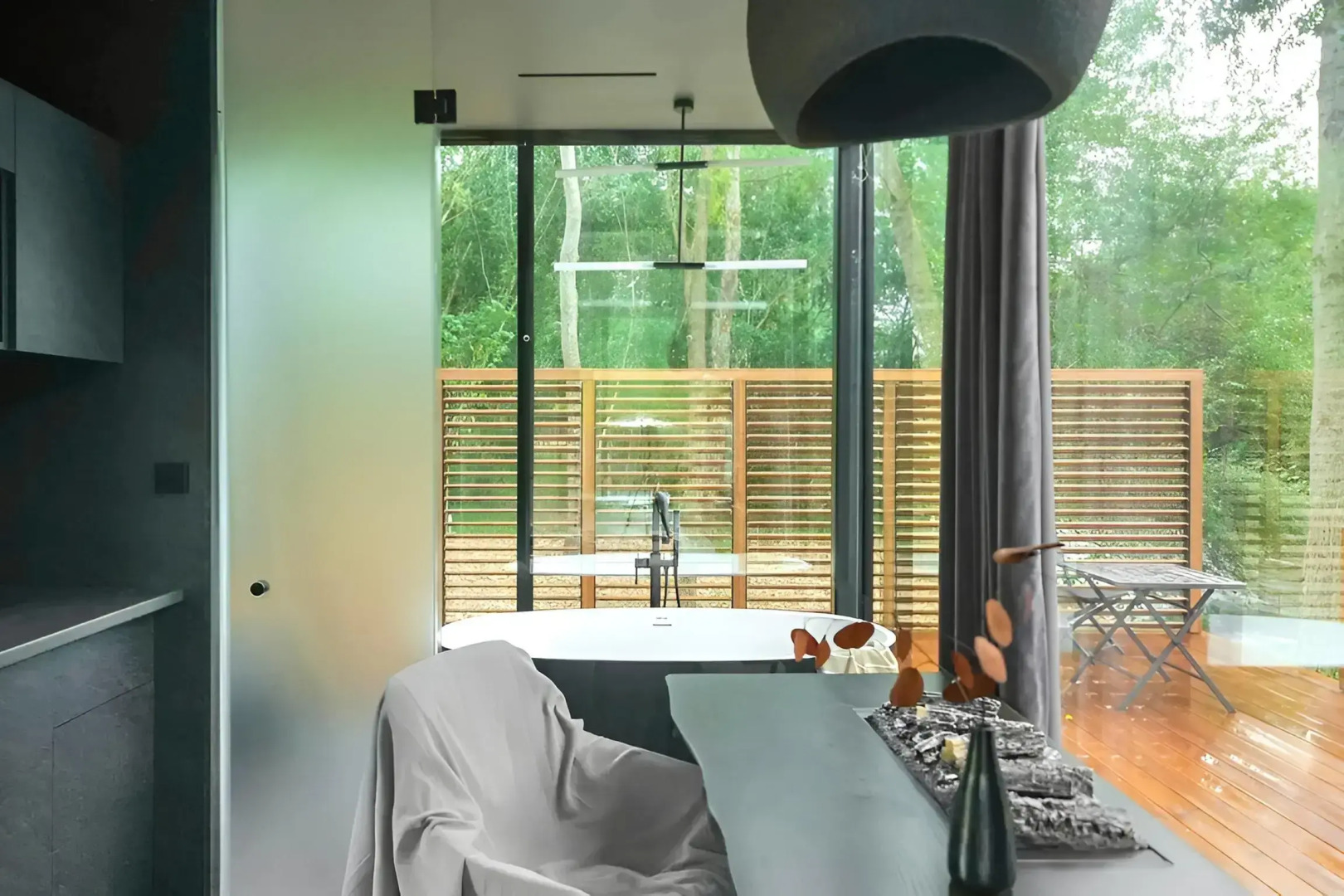 Частный Дом на Берегу Реки с Авторским Дизайном