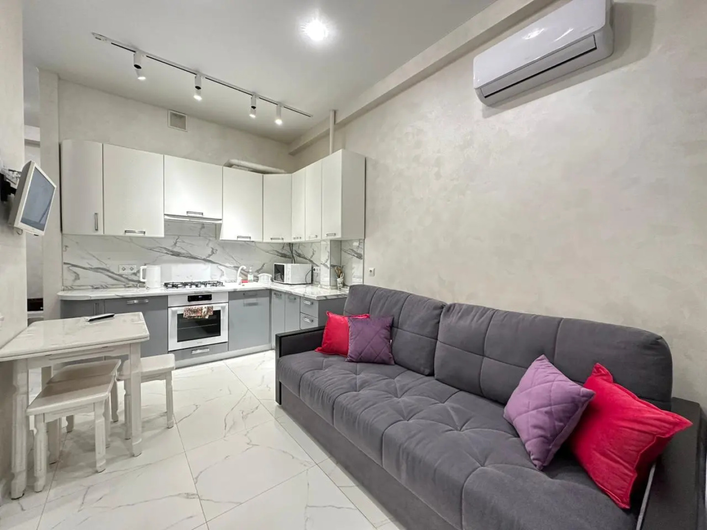 Море квартир уютная студия с панорамными окнами в центре Адлера 6