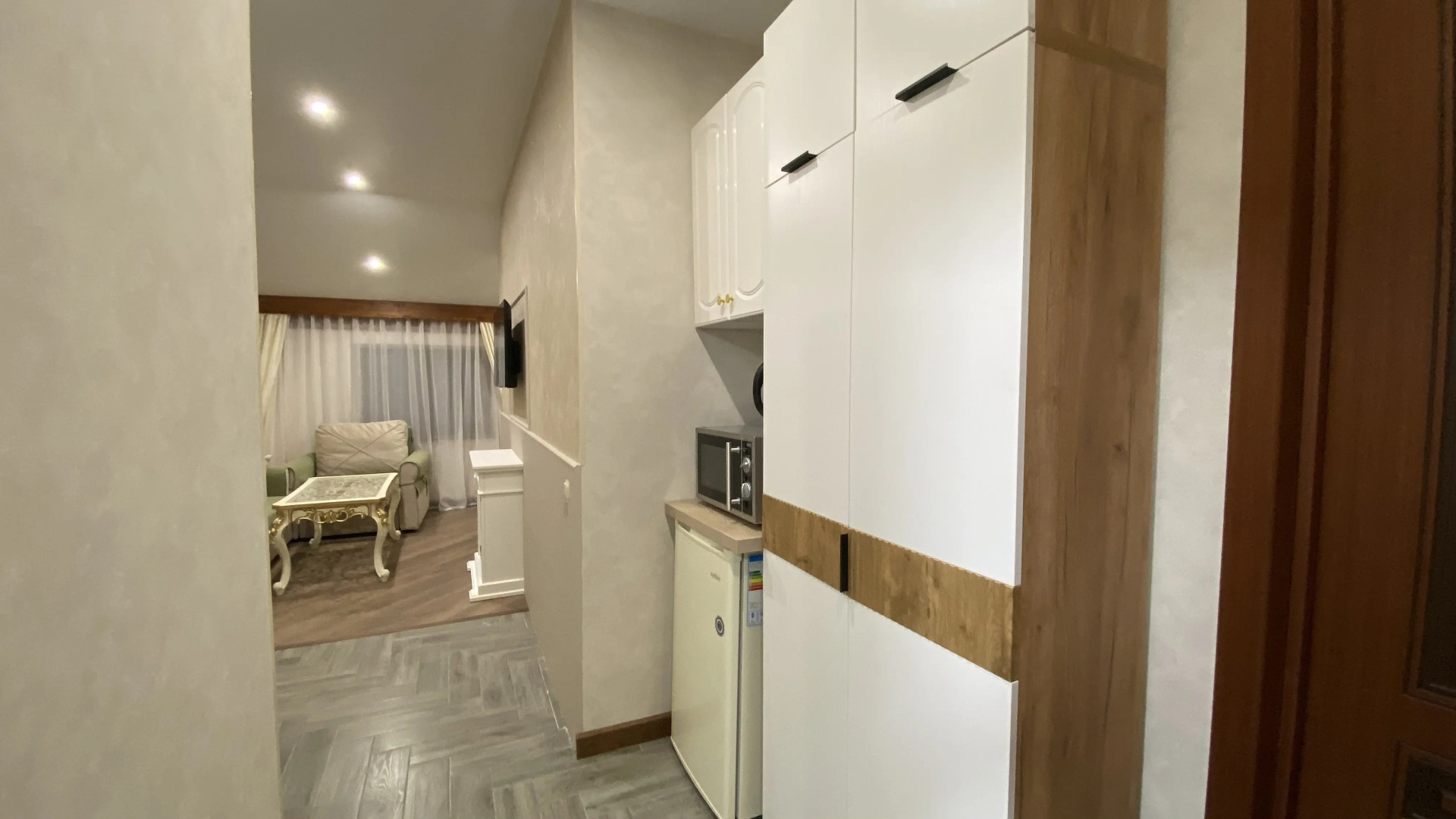 Апартаменты двухкомнатные ВИП 5 Дворик Друзей