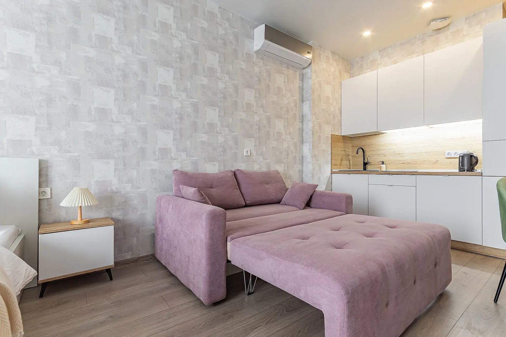 Апартаменты Просторная студия в центре на ул. Горького 23а Сова-Дом