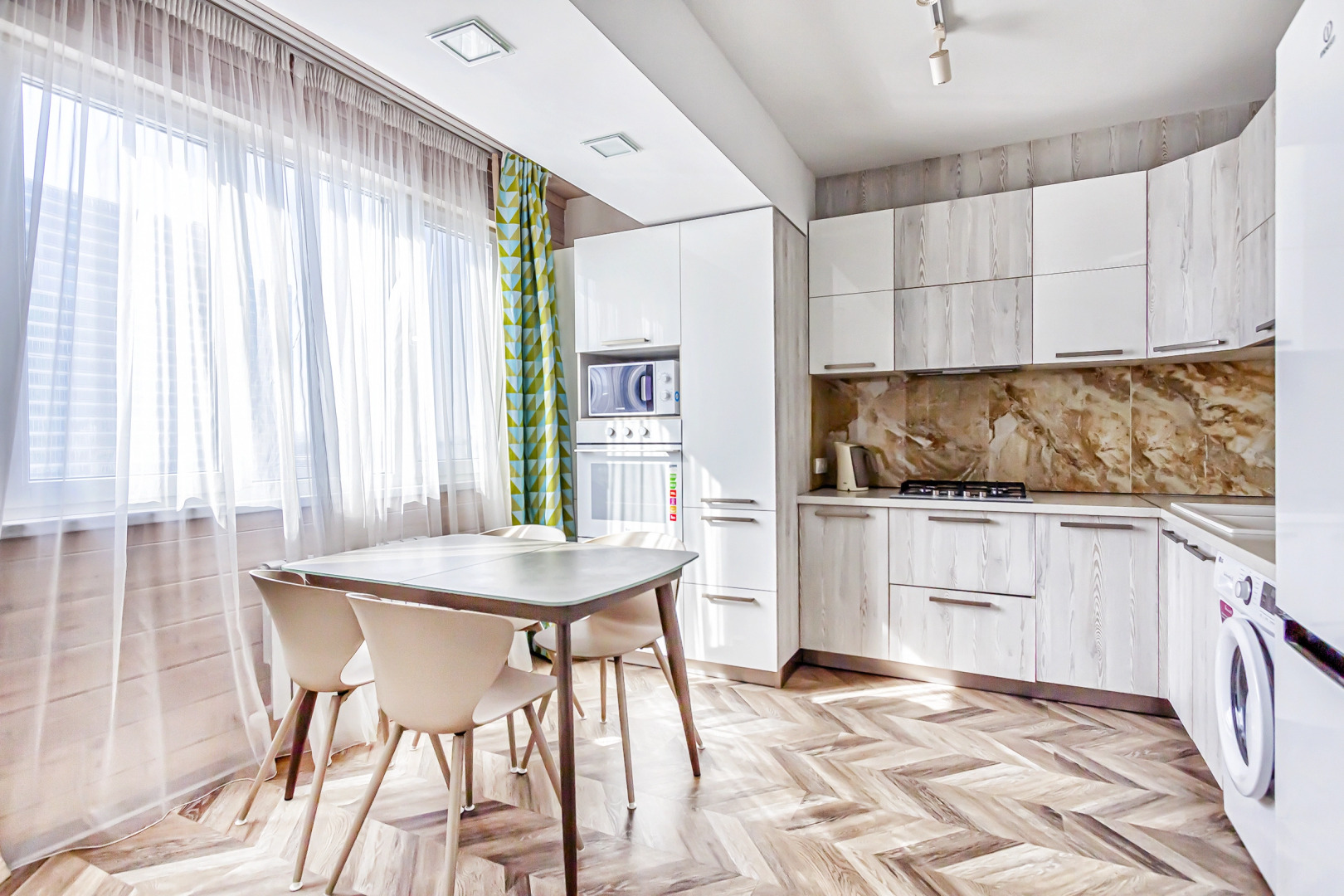 Апартаменты 31. Самый центр. Вид на город и горы. Идеально для командированных и туристов.