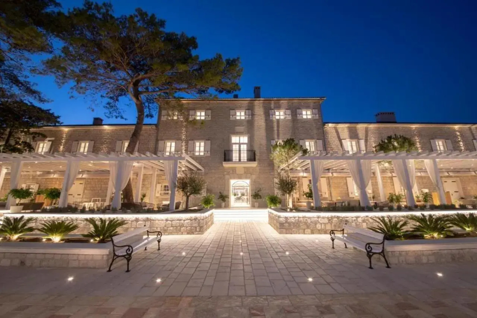 Lazure Hotel and Marina