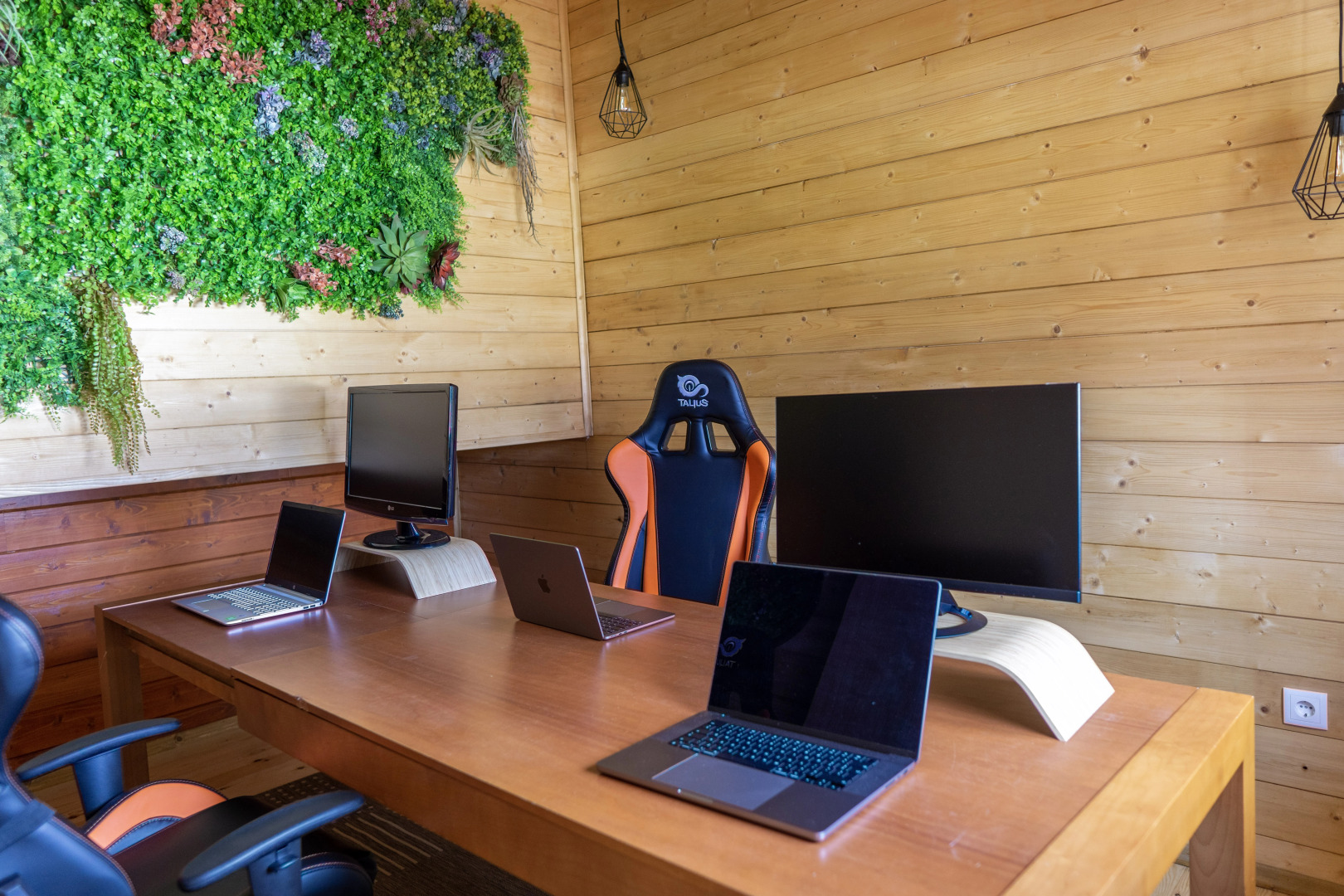 Отель Coliving with Coworking Space Open 24/7