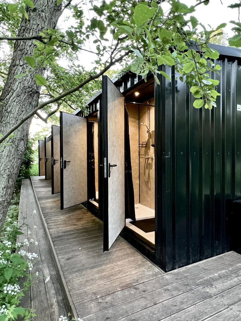 Поляна Глэмпинг, 1-я линия моря (12+)