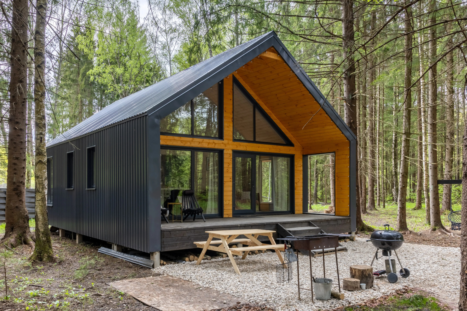 Частный дом в еловом лесу