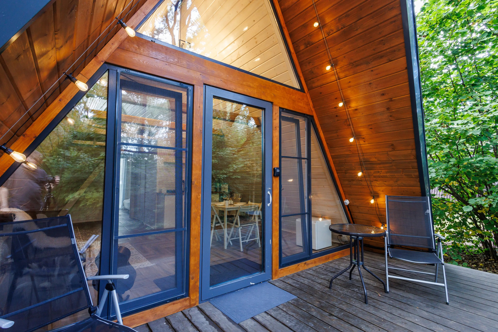 Частный дом А-фрейм в дубовом лесу