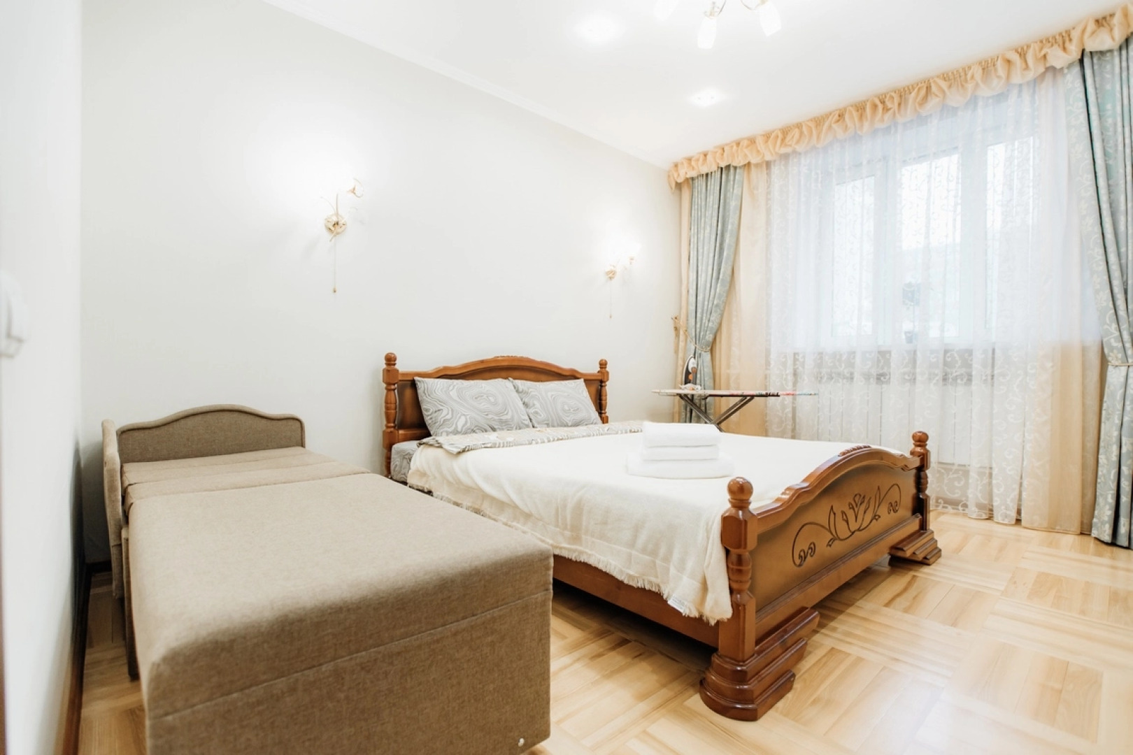 Трехкомнатные апартаменты возле Музея Космонавтики в Новом доме с Панорамными окнами 1/16