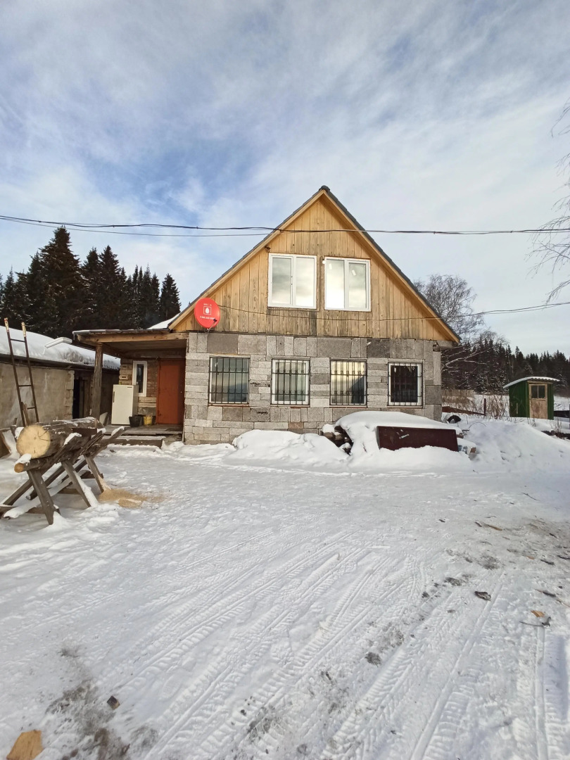 Частный дом на берегу Зюраткуля