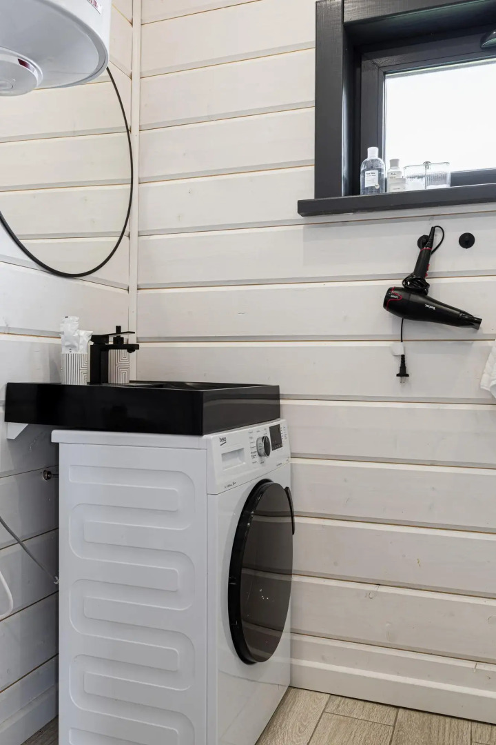 Частный Дом Среди Зимнего Леса с Панорамными Окнами