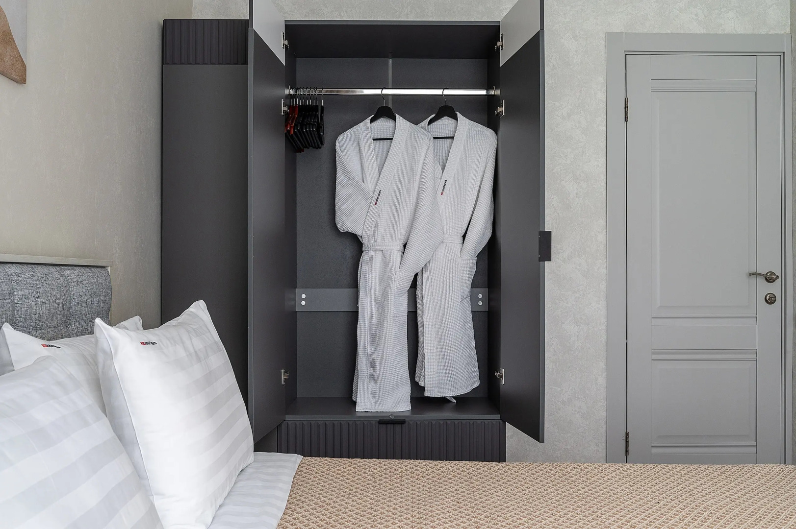 Апартаменты Red Apartments Арт Лайт Сити Форд