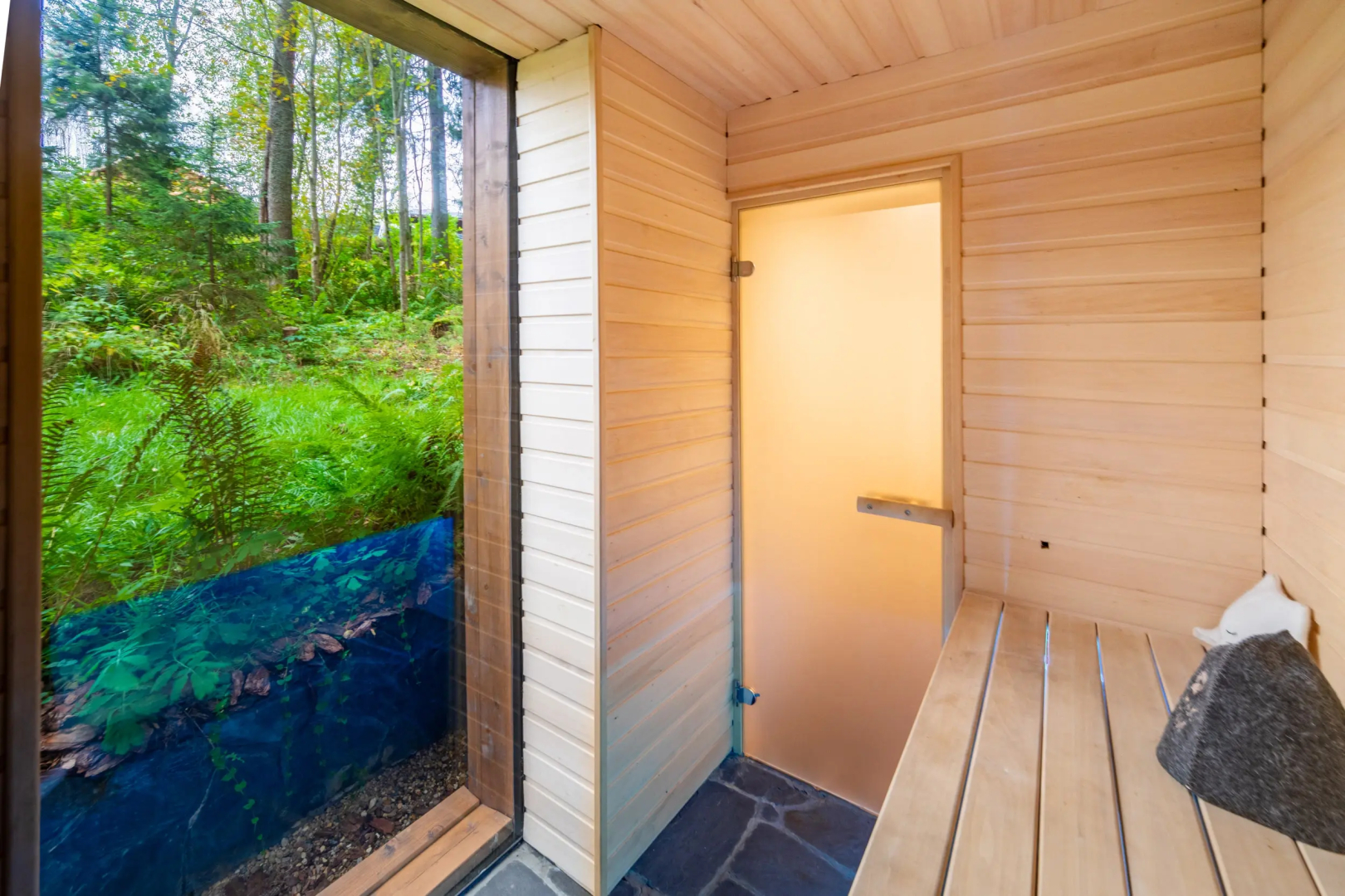 Шале с камином и джакузи в лесу