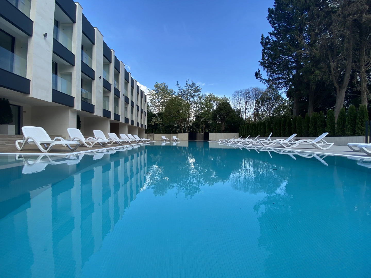 Апартаменты в отеле с подогреваемым бассейном