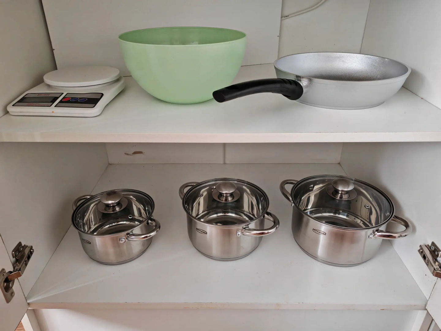 Квартира с диваном на кухне и балконом на Байбакова 2