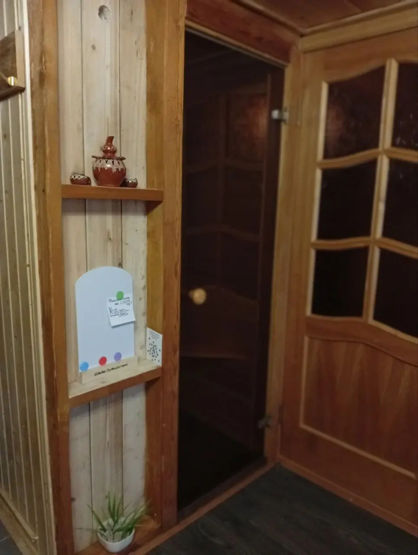 Частный дом с балконом у речки