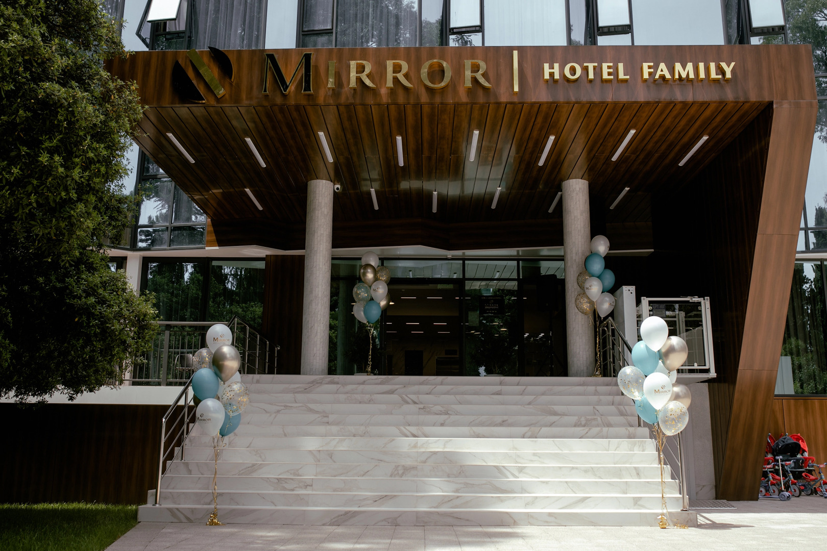 Отель Mirror Family