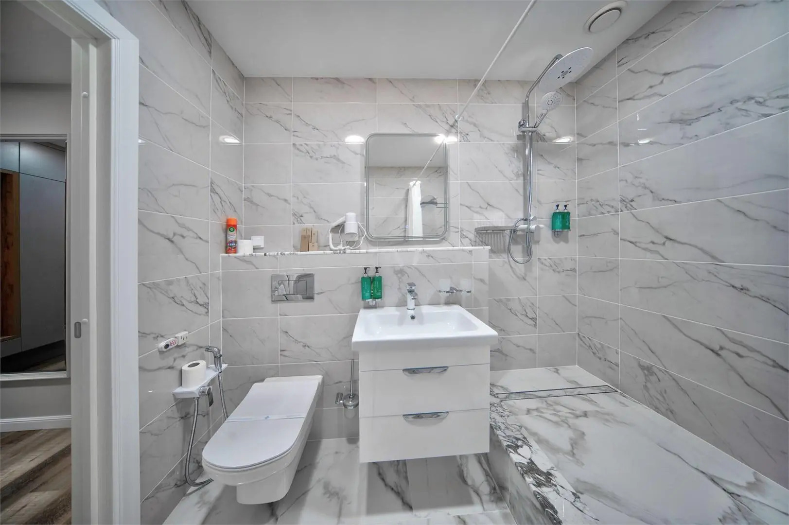 Хатти Апарт