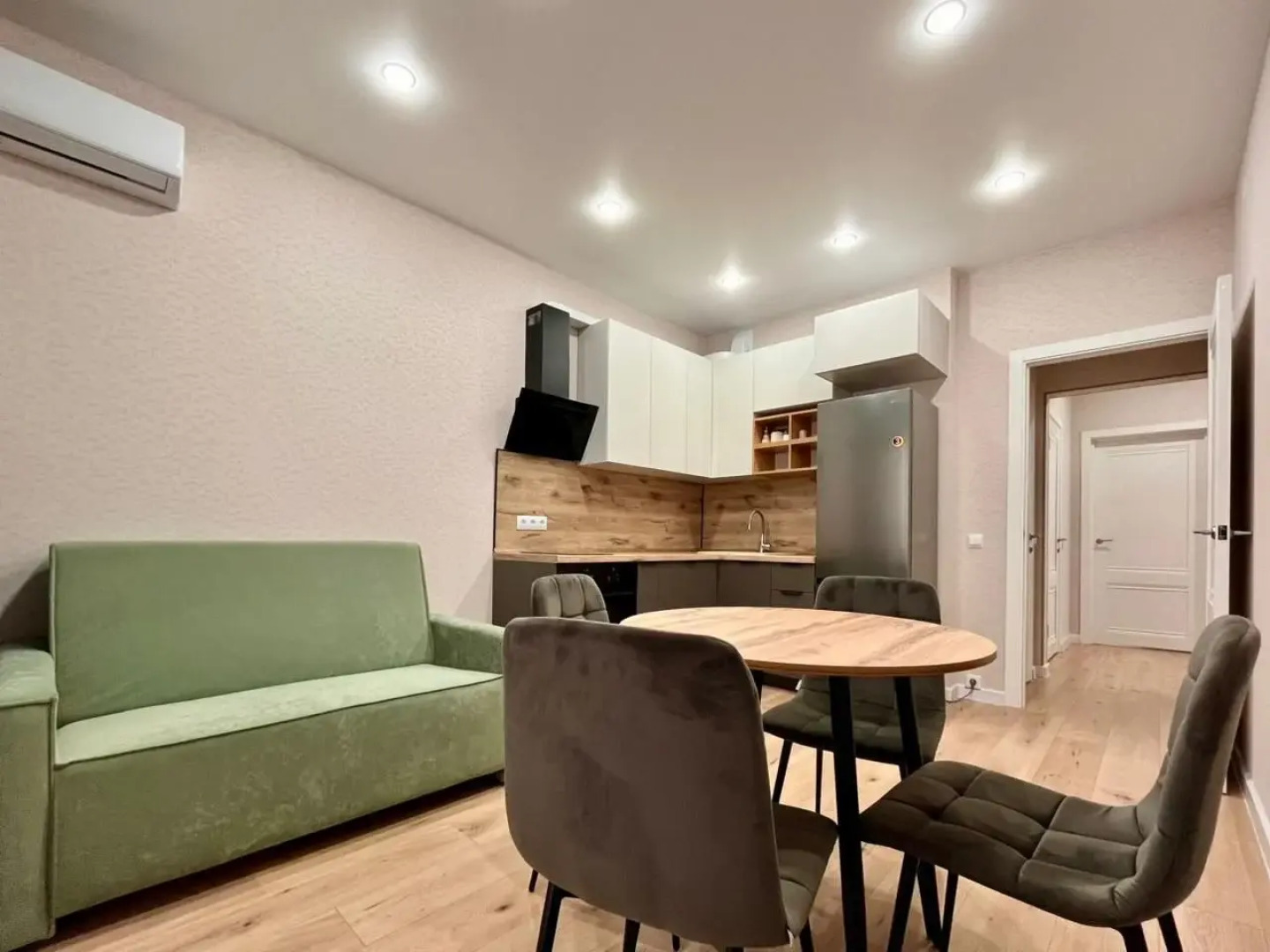 Квартира Просторная 2Комнатная Рядом с Аэропортом на Гусарской