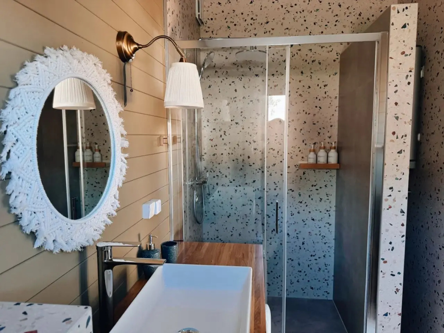 Частный дом Тишина в горах с горячей купелью на берегу живописной реки