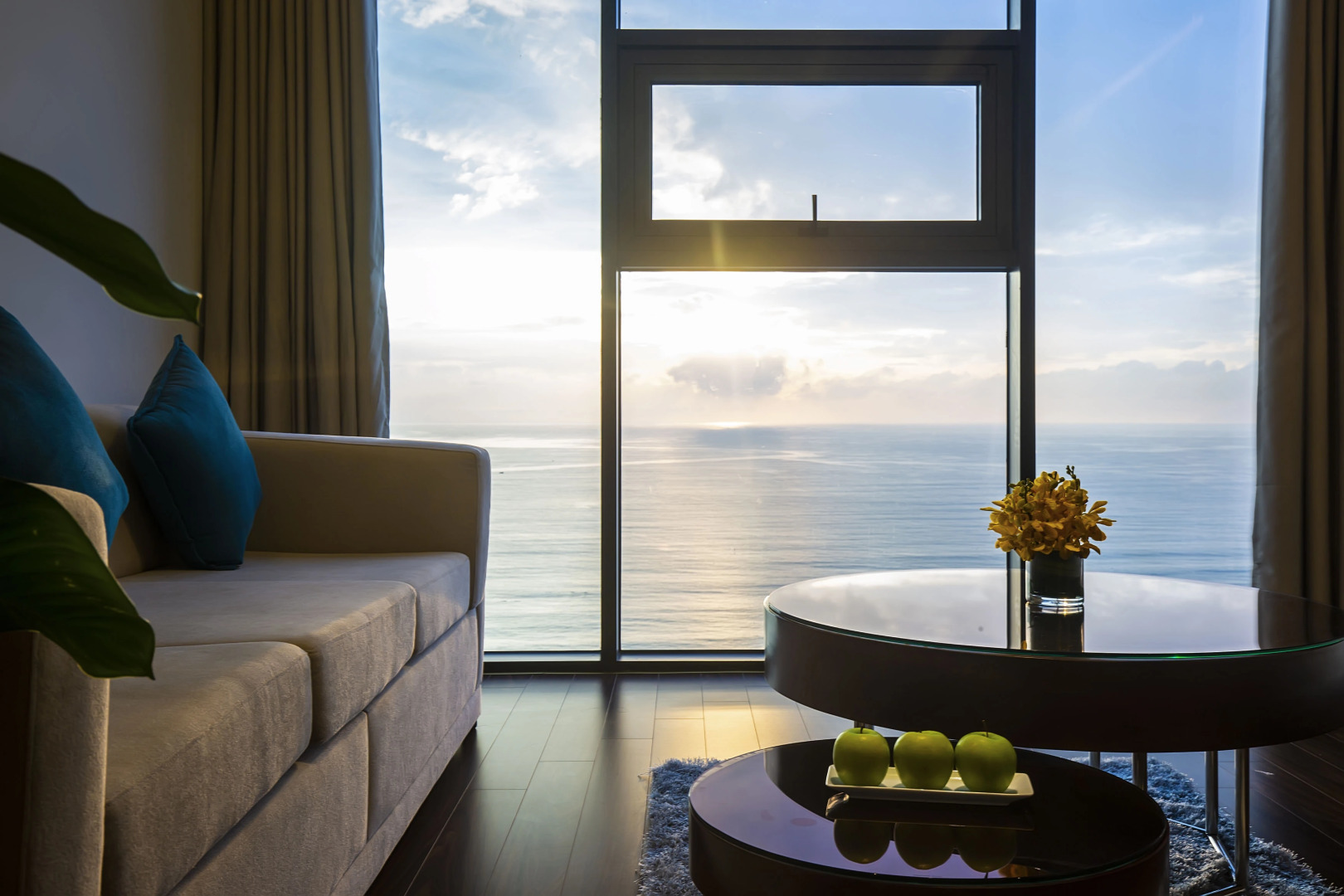 Отель Maximilan Danang Beach