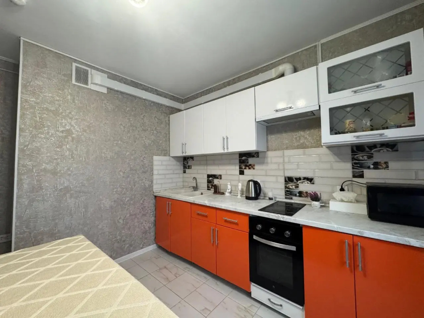 Апартаменты на 14 гостей на Хади Такташа 121 в центре города  На берегу Оз.Кабан